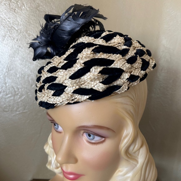 ENCHANTING 1950s\' CREAM STRAW + BLACK FABRIC WOVEN BERET +  IRIDESCENT FEATHERS main image 4